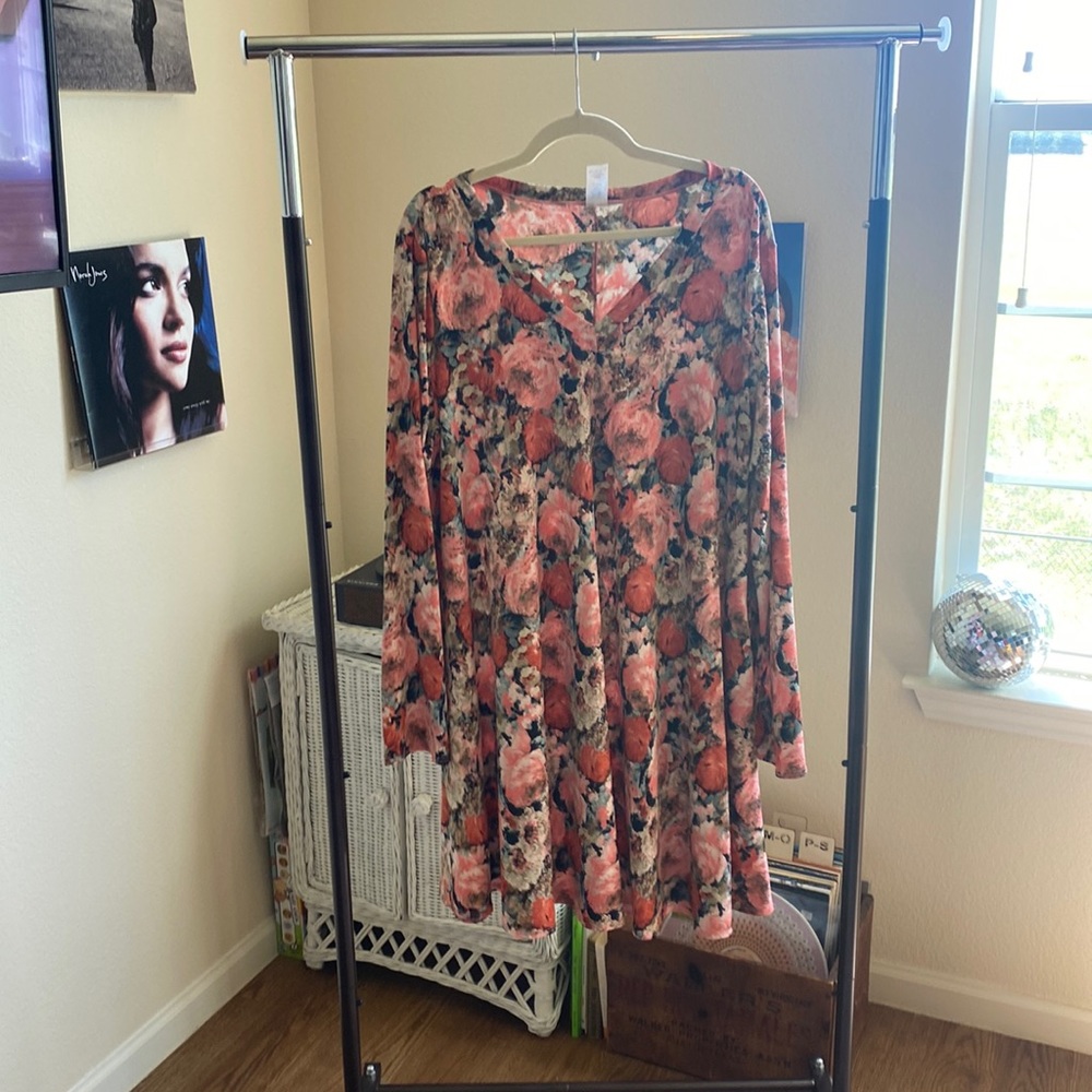 Light weight sleeved dress.
